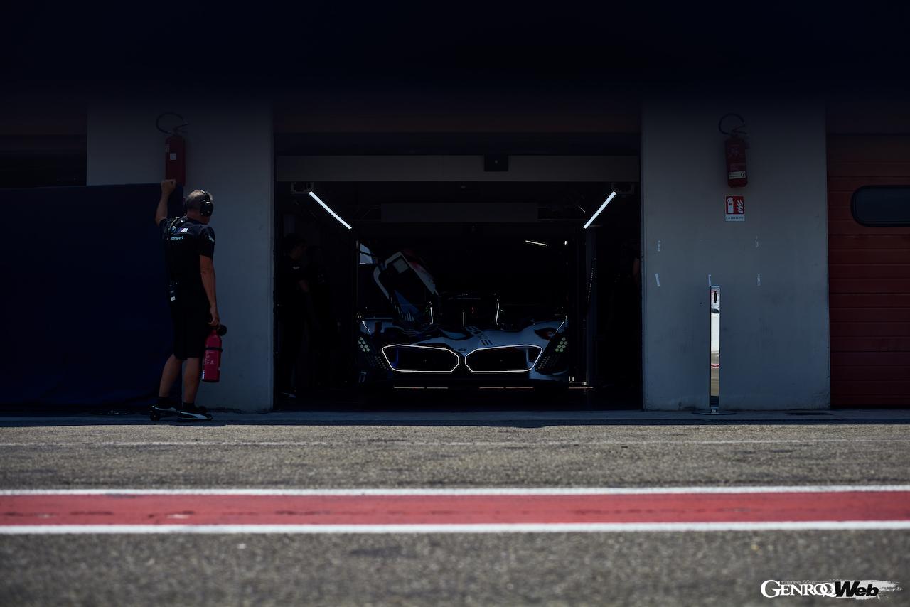 イタリアのヴァラーノ・デ・メレガリで精力的に走行を続ける、BMW M ハイブリッド V8。