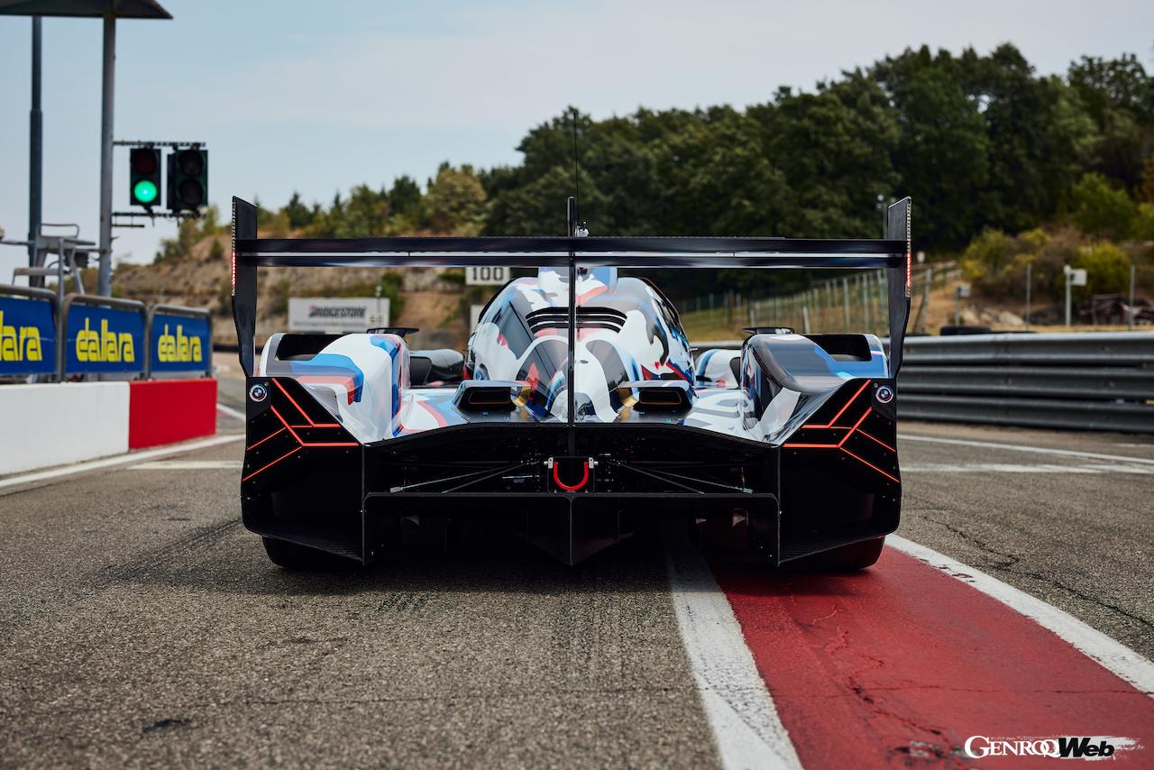 イタリアのヴァラーノ・デ・メレガリで精力的に走行を続ける、BMW M ハイブリッド V8。