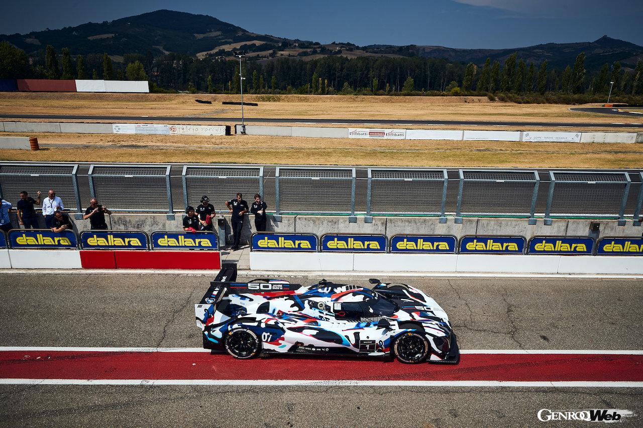 イタリアのヴァラーノ・デ・メレガリで精力的に走行を続ける、BMW M ハイブリッド V8。