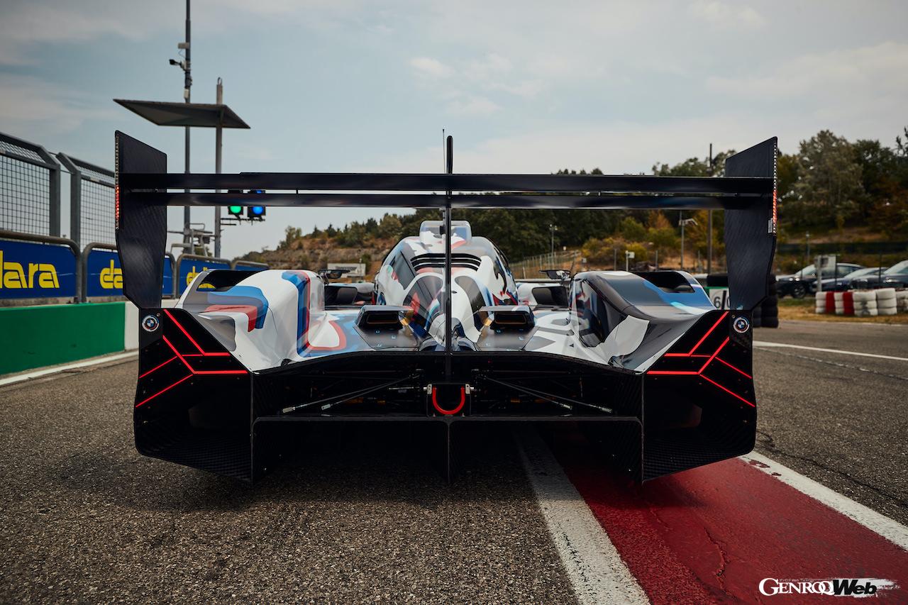 イタリアのヴァラーノ・デ・メレガリで精力的に走行を続ける、BMW M ハイブリッド V8。