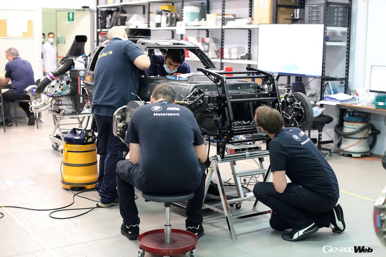 テストに向けて準備が進められている「BMW M ハイブリッド V8」。