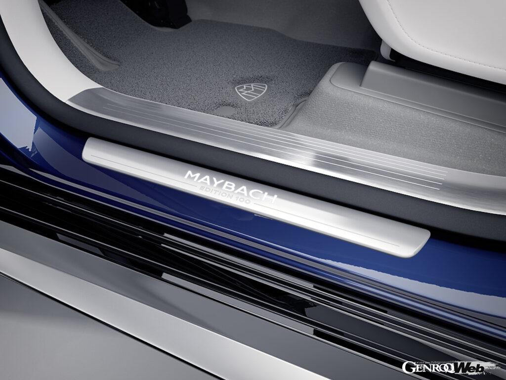 パッセンジャーの乗降をサポートする、専用のアルミニウム製電動格納式ランニングボードを採用。また、乗降時には車高が自動的に25mm下げられるため、より乗り降りがしやすくなっている。