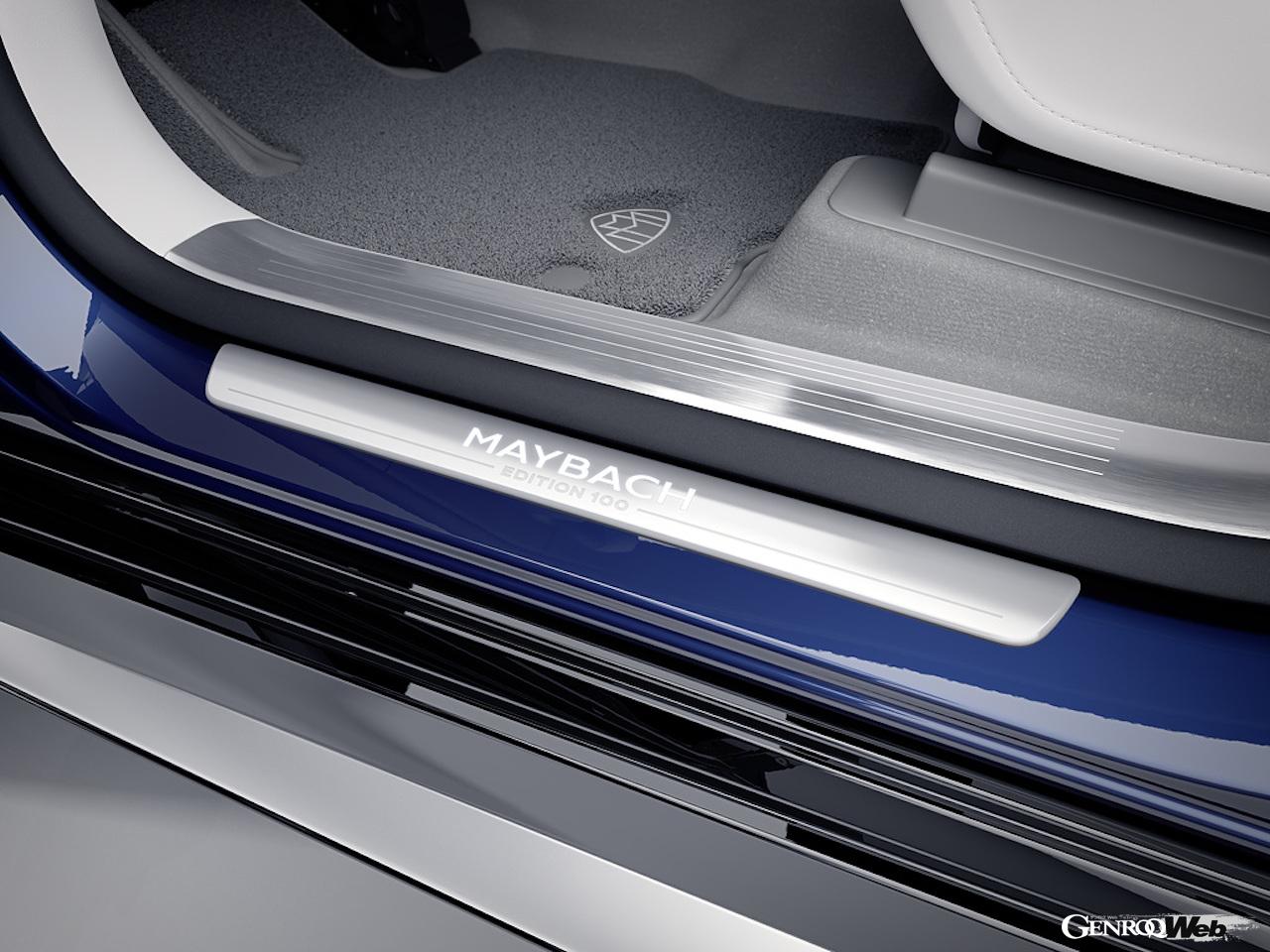 パッセンジャーの乗降をサポートする、専用のアルミニウム製電動格納式ランニングボードを採用。また、乗降時には車高が自動的に25mm下げられるため、より乗り降りがしやすくなっている。