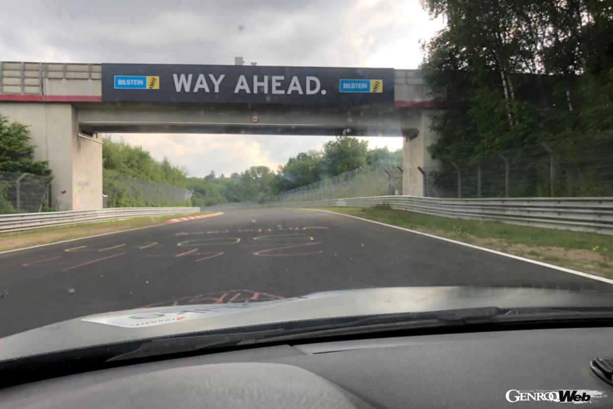 一般走行(パブリックとも言う)可能な入り口から入って最初に現れる高速コーナー、アントニウスブーヒェ。