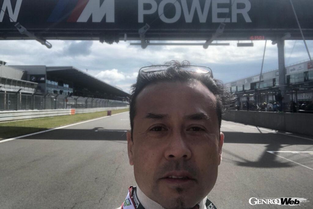 レース終了後、グランプリコースで記念撮影する著者。