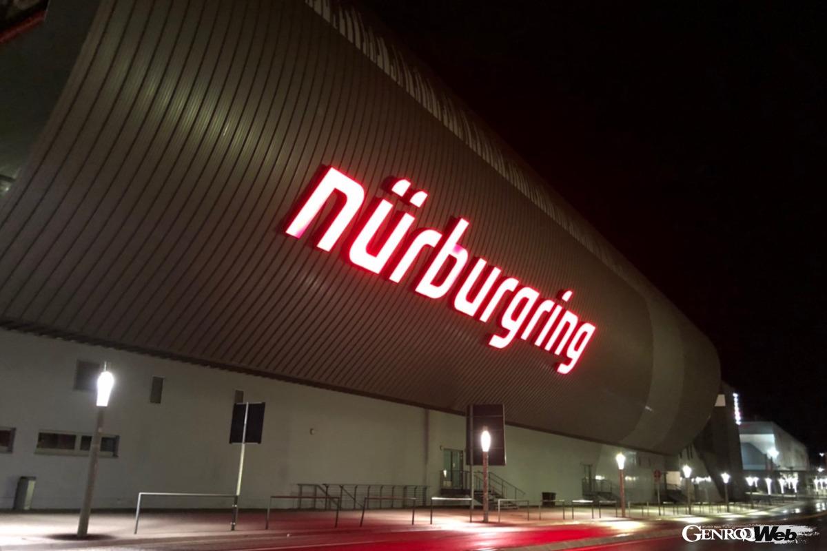 夜のニュルブルクリンク。映画館や博物館などの施設のあるメインビル。