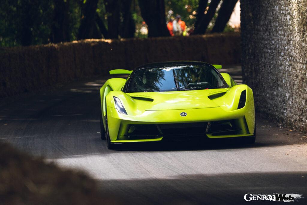 駆動方式はAWDで、500psを発揮するドライブユニットが1輪ずつ駆動させる。