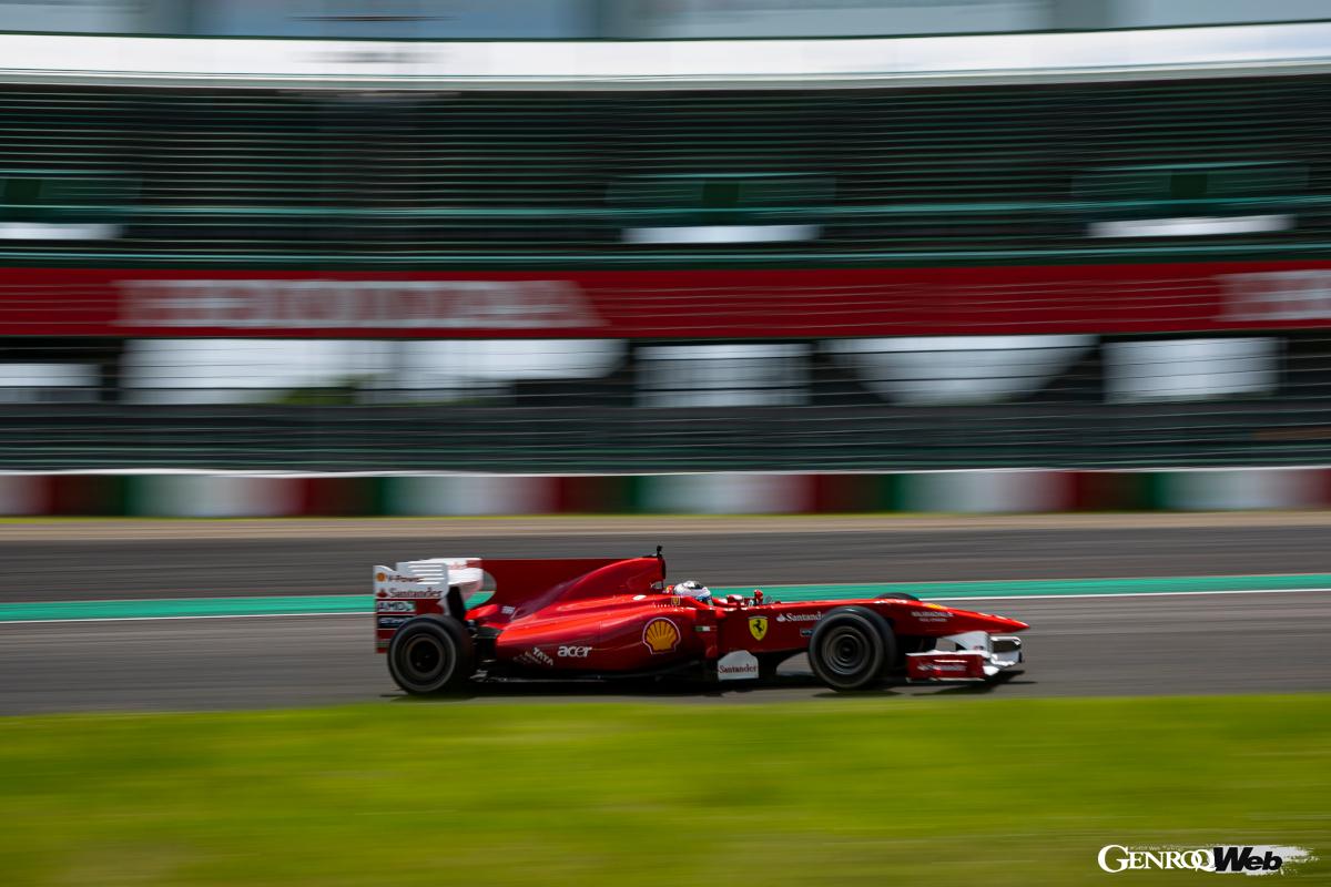 往年のF1マシンがオーナーのドライブで鈴鹿を走行。極上のフェラーリミュージックを奏でた。