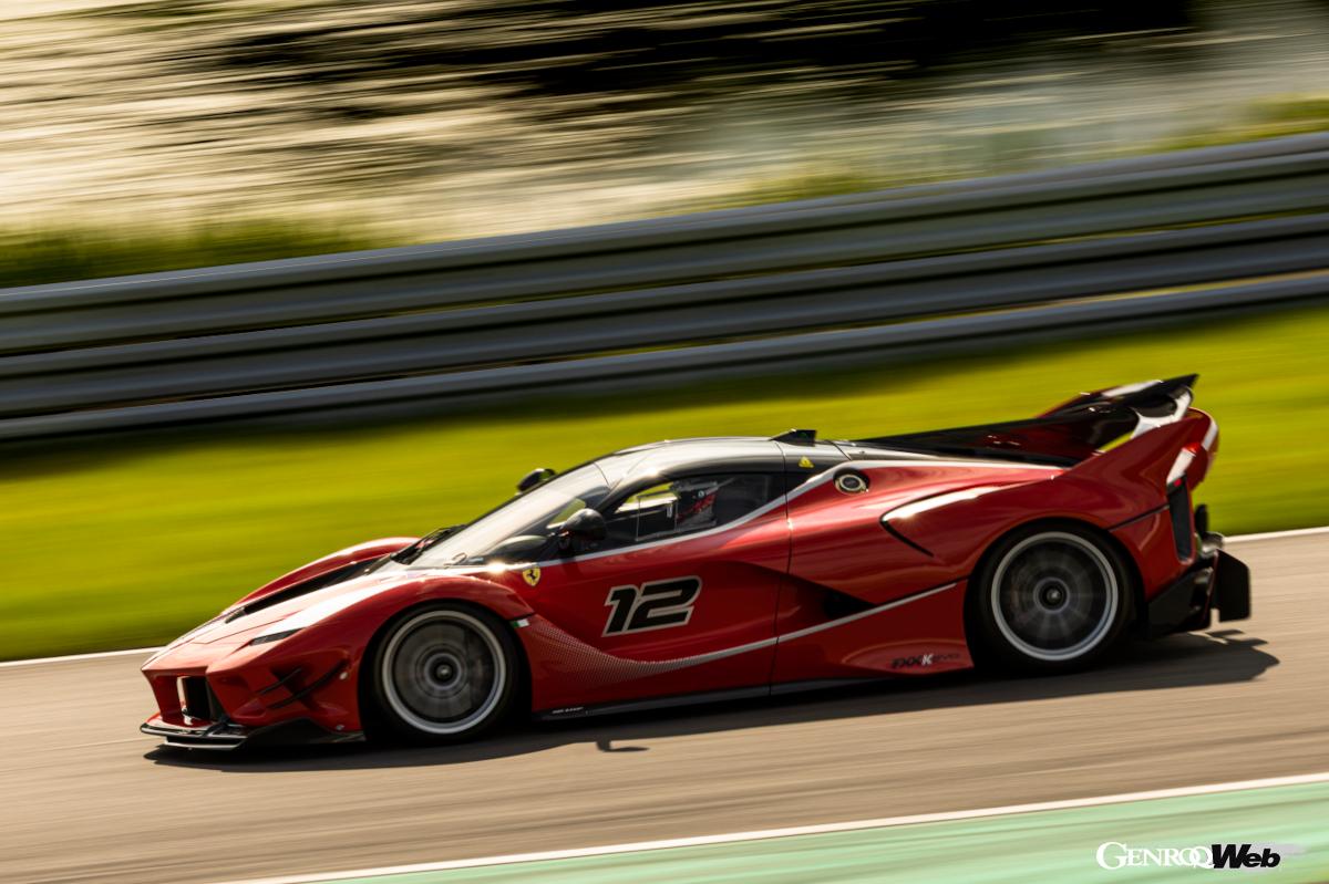 XXプログラムのマシン、XXKと599XXがデモンストレーション走行を披露。サーキットう走行のために作られたモデルだ。