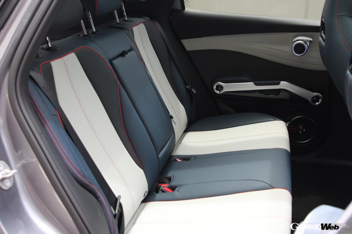 内装はフィットネスジムをモチーフにしたスポーティな印象を与えるデザイン。