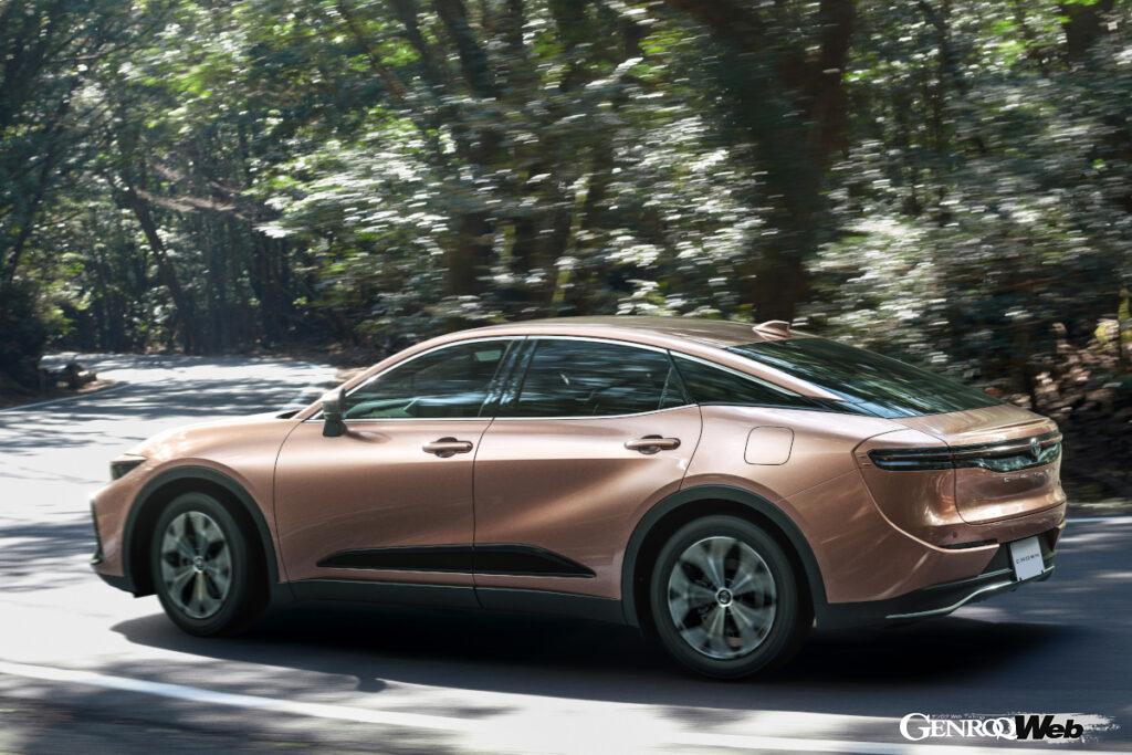 全長4930mm、全幅1840mm、全高1540mmの堂々たるサイズのクラウン クロスオーバー。ホイールベースは2850mmとなる。