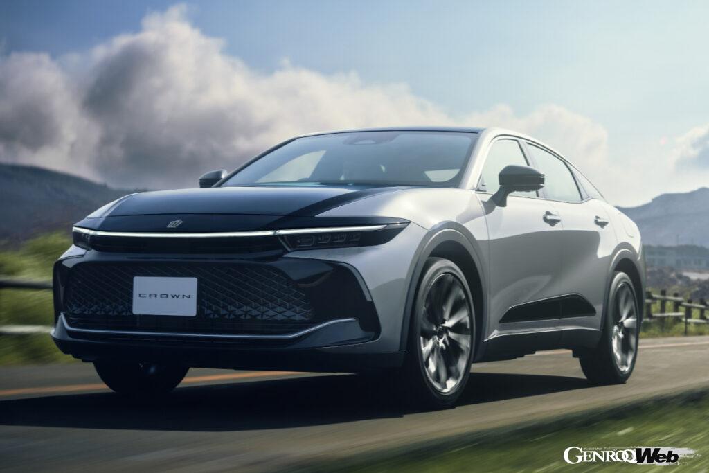 全長4930mm、全幅1840mm、全高1540mmの堂々たるサイズのクラウン クロスオーバー。ホイールベースは2850mmとなる。