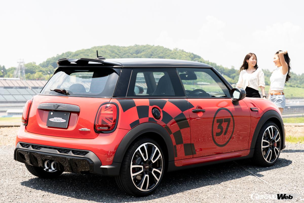 ツインリンクもてぎまで2人が試乗したのは、MINI JCWクラスのベースカー「ミニJCW」。