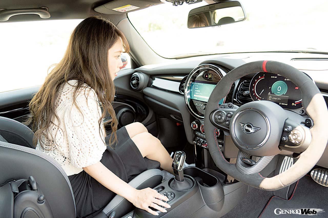 カワイイ！だけじゃないMINI JCWの意外な力強さに驚いたみおこと新木みおさん。エアコンの力強さもお気に入りのポイントである。