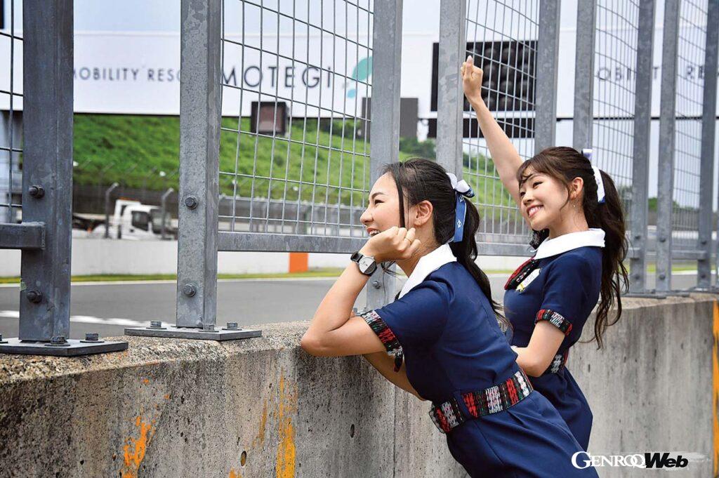 白熱のレースをアンバサダーガールとして見守る2人。この日はラウンド3のツインリンクもてぎで第5戦、第6戦が開催された。