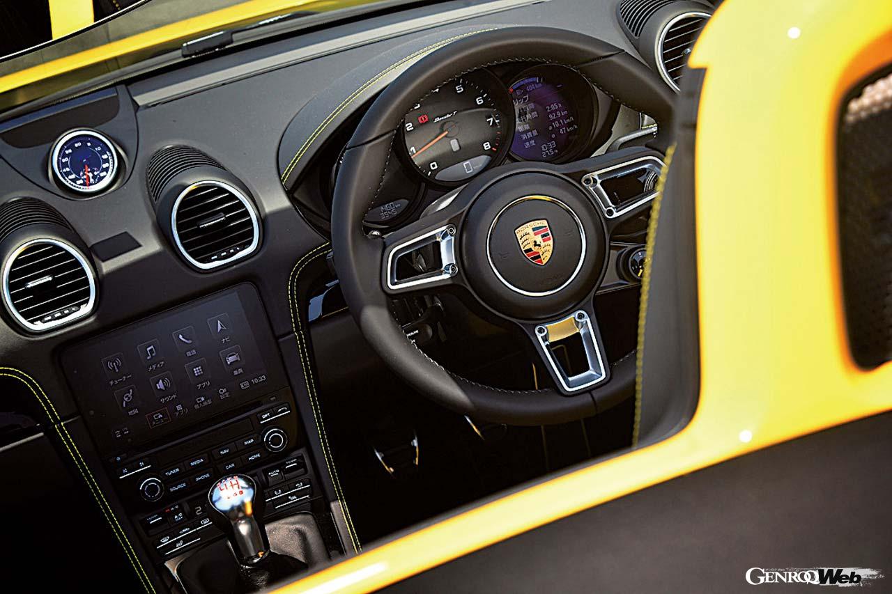 GTスポーツステアリングを標準装備で備えるボクスターT。タコメーターにはBoxster Tのロゴが入る。