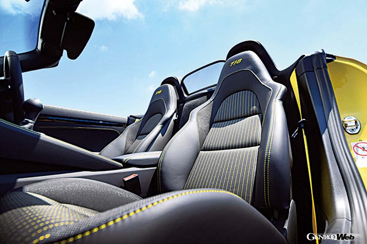 センター部がSport-Texのスポーツシートプラスを標準装備。スライドは手動でリクライニングが電動式だ。