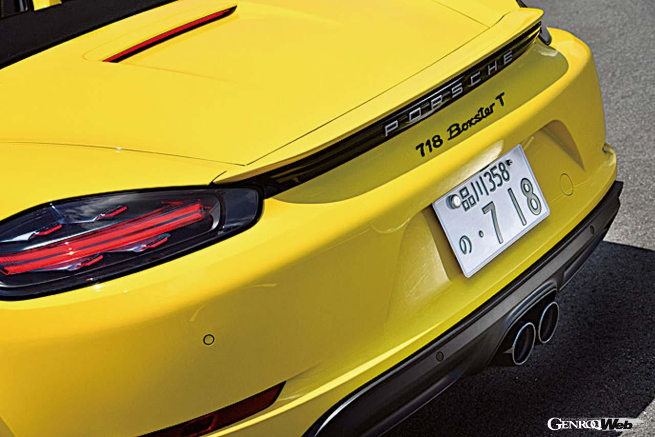 センター2本出しのスポーツエキゾーストシステムを標準装備。乾いた心地いい排気音を響かせる。