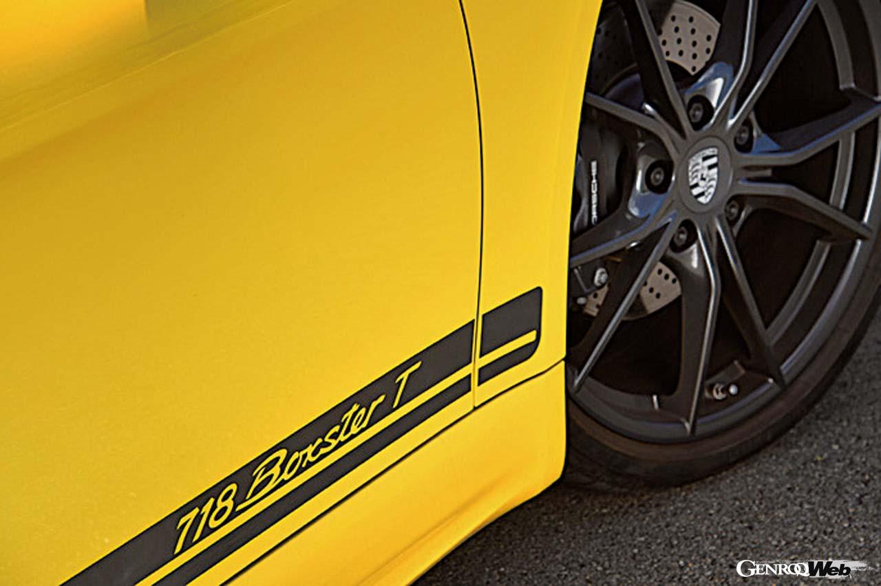 グレーのドアミラーとボディサイドのロゴが印象的。車高が20mmダウンするスポーツサスペンションと20インチのカレラSホイールが標準で備わる。