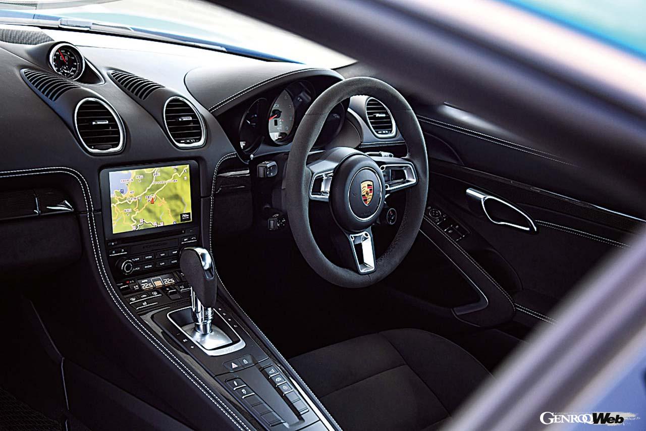 ポルシェの中では旧世代となってしまった718のインテリアだが、スポーツカーらしい雰囲気は非常に高い。試乗車は7速PDKだが、6速MTも選択できる。