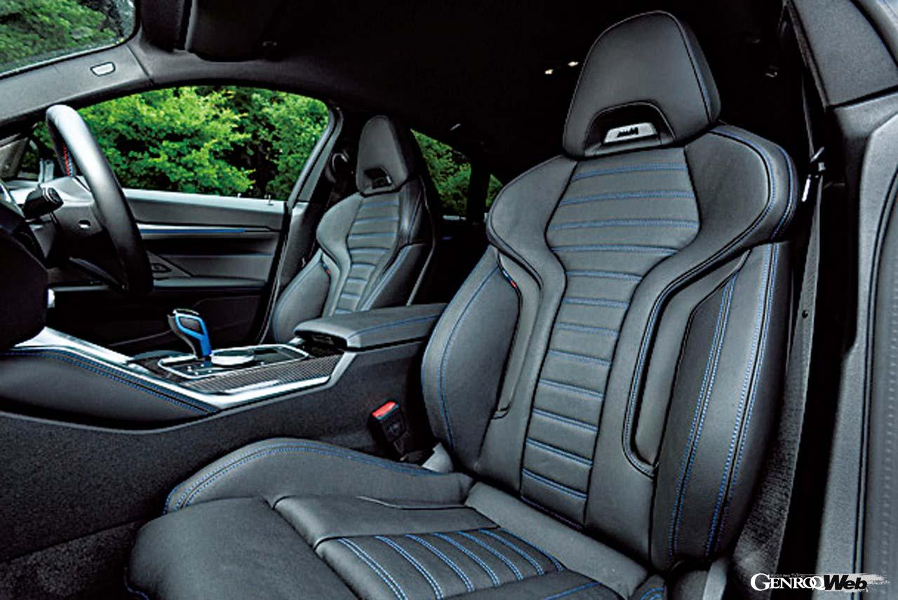 フロントシートにはサイドサポートが張り出したスポーツシートを採用する。