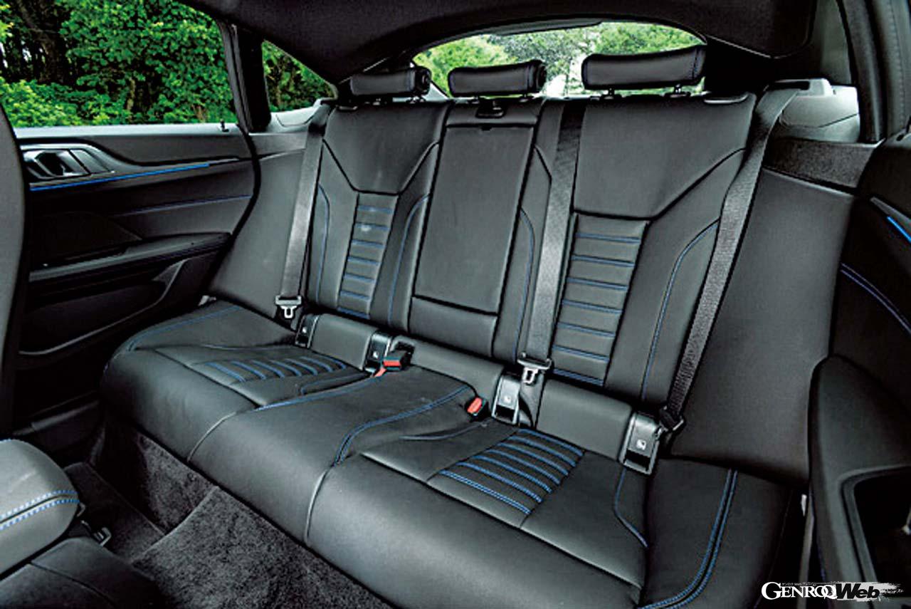 フロントシートにはサイドサポートが張り出したスポーツシートを採用する。