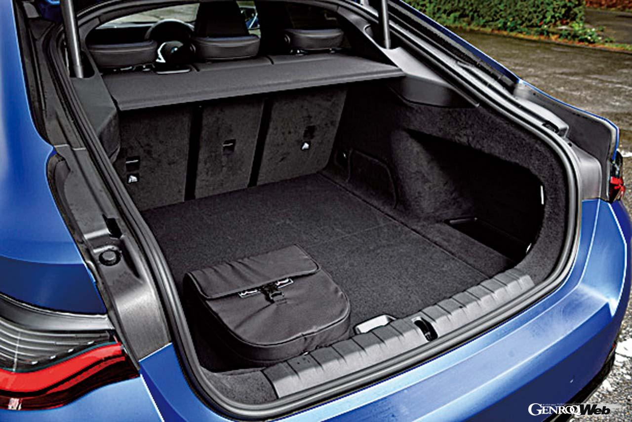 グランクーペならではのテールゲートを跳ね上げると、470リットルのラゲッジルームが現れる。