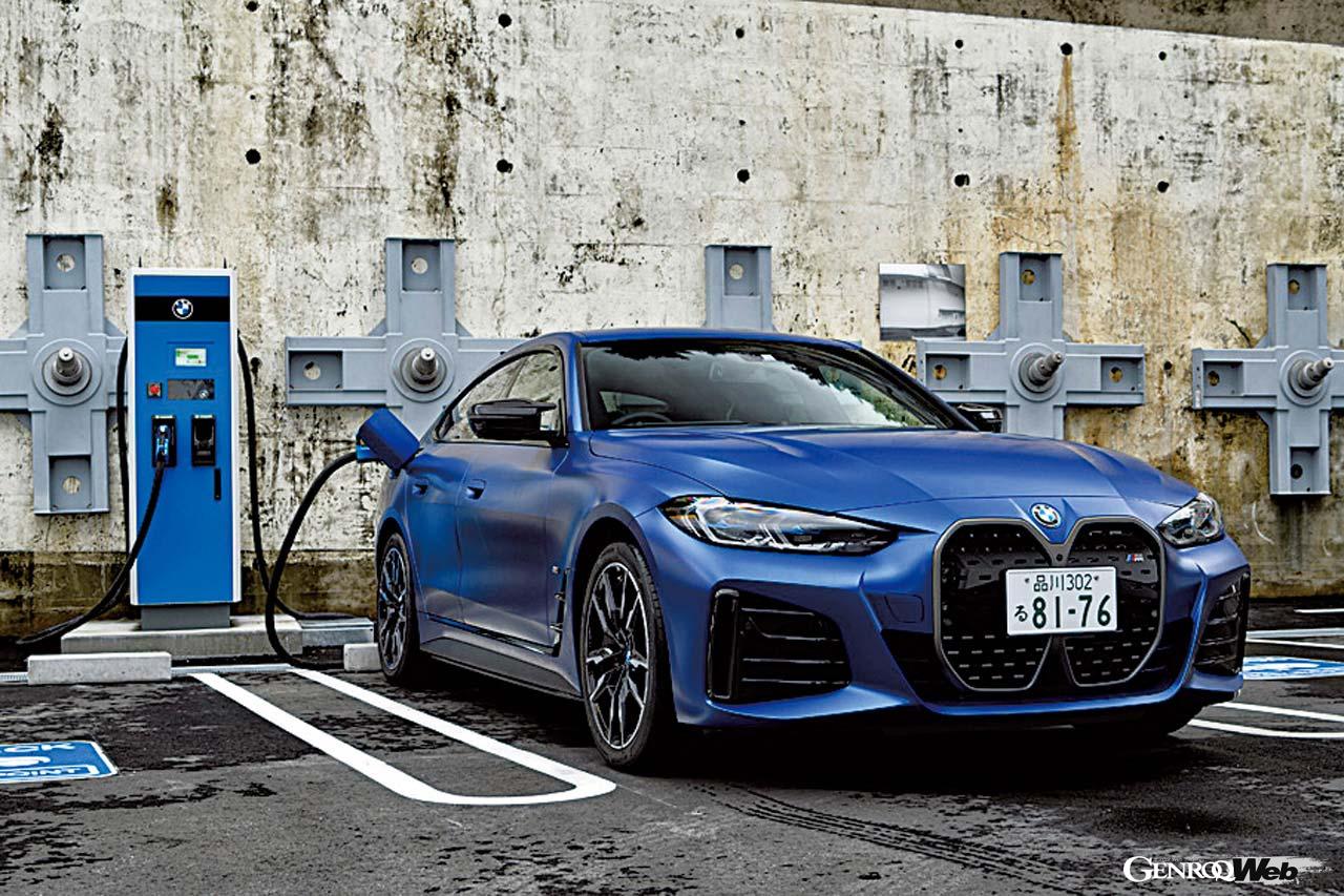 充電は右リヤフェンダー上に設けた急速充電口を用いると、10分で130km分以上のチャージが可能。10→80％への充電に要する時間は31分。もちろん普通充電（充電口は左フロントフェンダー上に設置）にも対応する。「BMW CHARGING」提携ステーションなら12ヵ月間無償で利用可能だ。