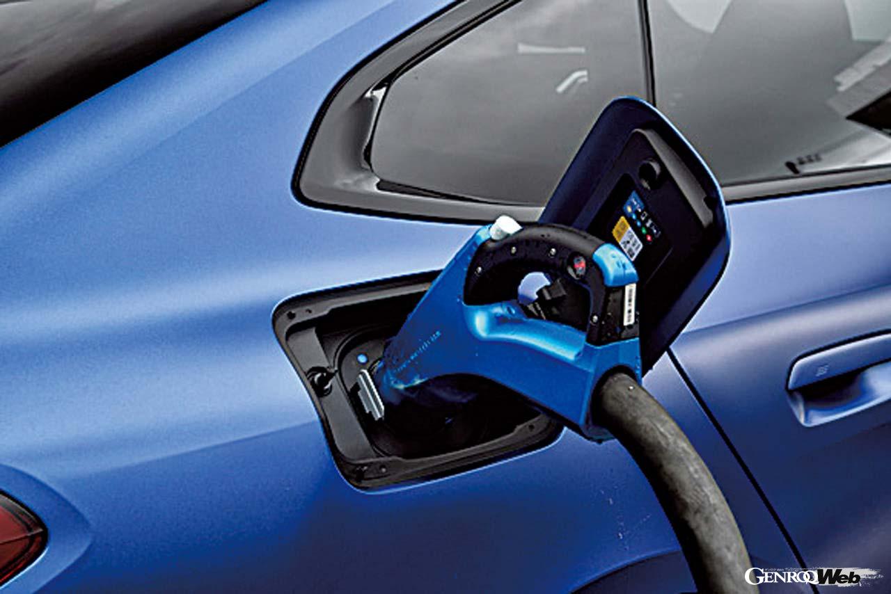 充電は右リヤフェンダー上に設けた急速充電口を用いると、10分で130km分以上のチャージが可能。10→80％への充電に要する時間は31分。もちろん普通充電（充電口は左フロントフェンダー上に設置）にも対応する。「BMW CHARGING」提携ステーションなら12ヵ月間無償で利用可能だ。