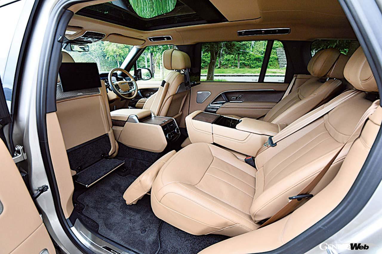 試乗した新型レンジローバーはオプション設定となる、24way電動フロントシート＆リヤエグゼクティブクラスコンフォートシート（87万5000円）を装備していた。