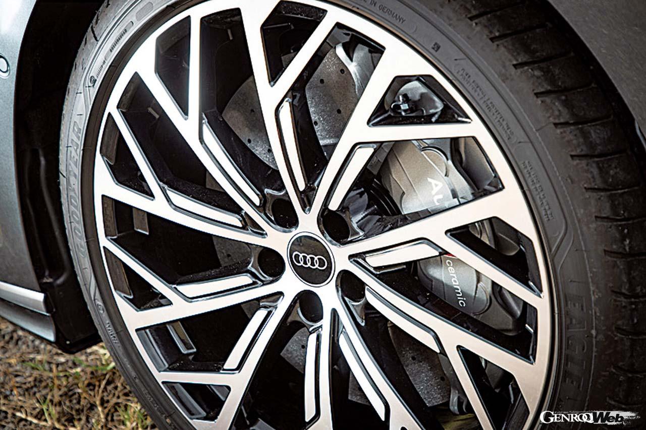 試乗車はオプションの21インチの10Yスポークスタイルブラックアルミホイール(15万円)とセラミックブレーキ(132万円)を装着。