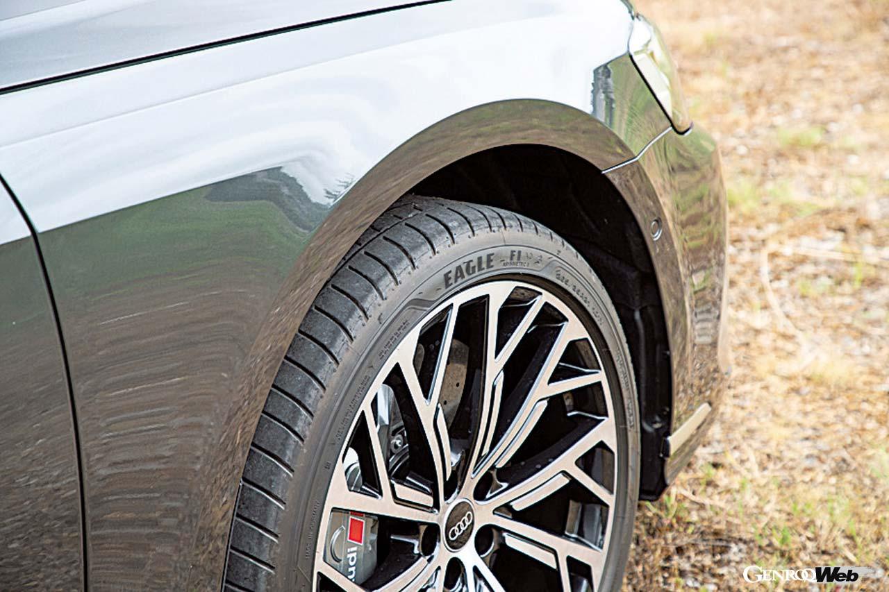 ドアを開けるとプレディクティブアクティブサスペンションが作動し、最大50mm車高が上がる。乗り降りしやすくするための機能だ。