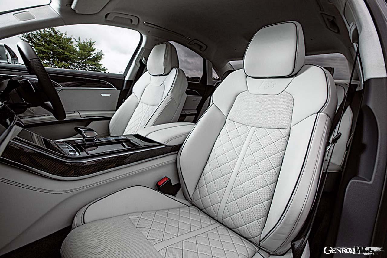 試乗車にはオプションのコンフォートパッケージ(94万円)に含まれるインディヴィジュアル電動リヤシートが装備されていた。