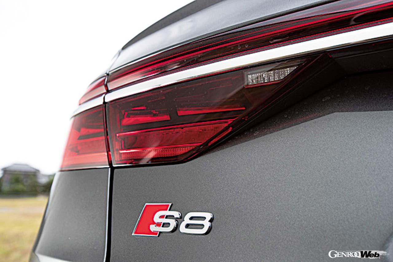 アウディのフラッグシップサルーン、S8。すべてに隙の無い完璧さが魅力だ。