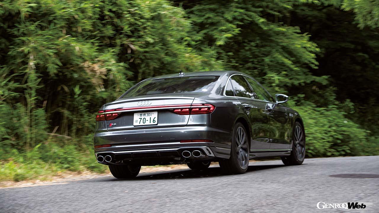 プレディクティブアクティブサスペンションのおかげで、まさに“浮遊感”のある乗り心地はS8の真骨頂だ。