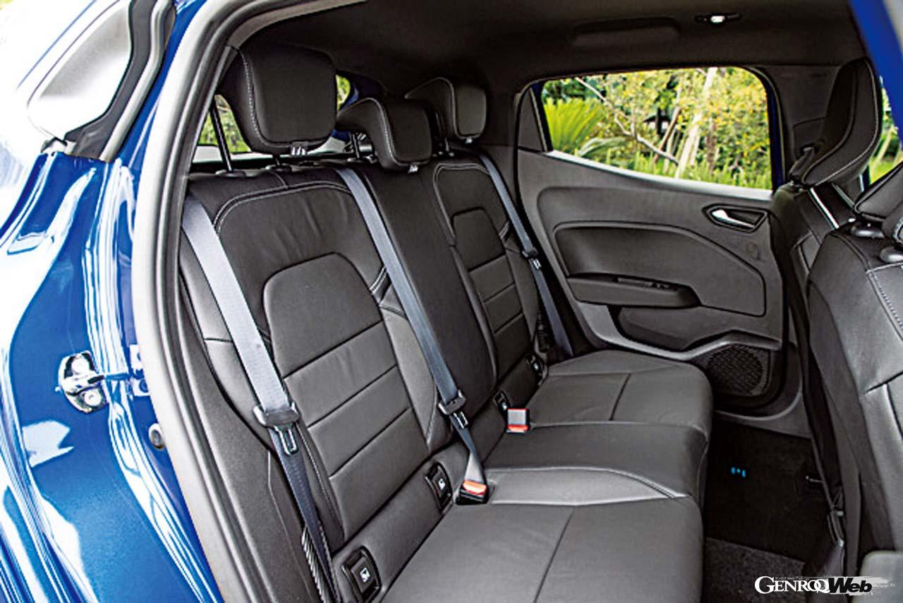 試乗車にはオプションのレザーパック(15万円)が装着されていた。シートヒーター付きレザーシートが備わる。