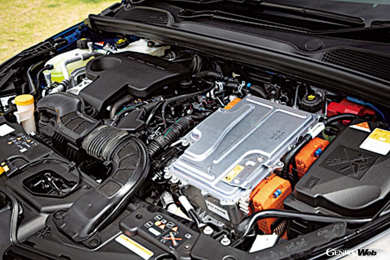 ハイブリッドモデルらしいエンジンルーム。1.6リッター直4は日産や三菱とのアライアンスで使用するHR16だが、E-TECH採用にあたり様々な改良が施された。
