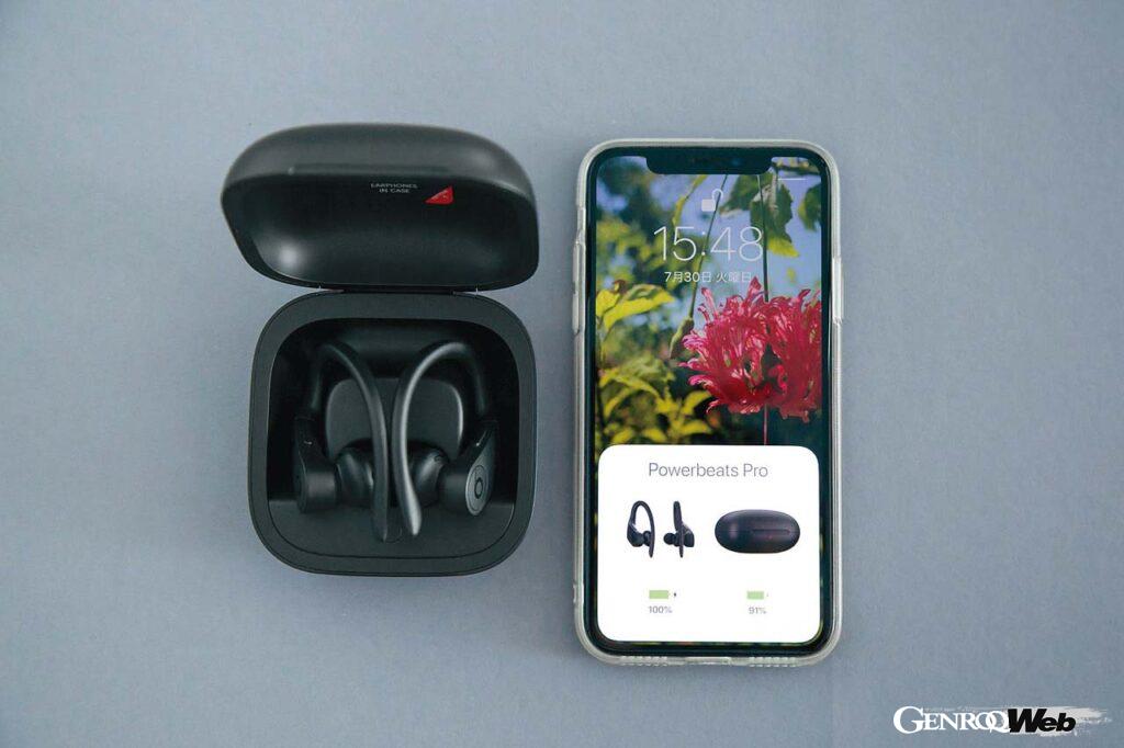 アップル社がAirPods用に開発したH1チップを採用するため、iPhoneやiPadとのBluetooth接続は非常にスムーズだ。収納ケースはご覧の通り大きめのサイズ。