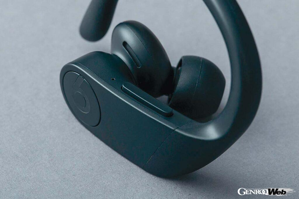 本体の上部のスイッチで音量調整、サイドのボタンで音楽のコントロールができる。