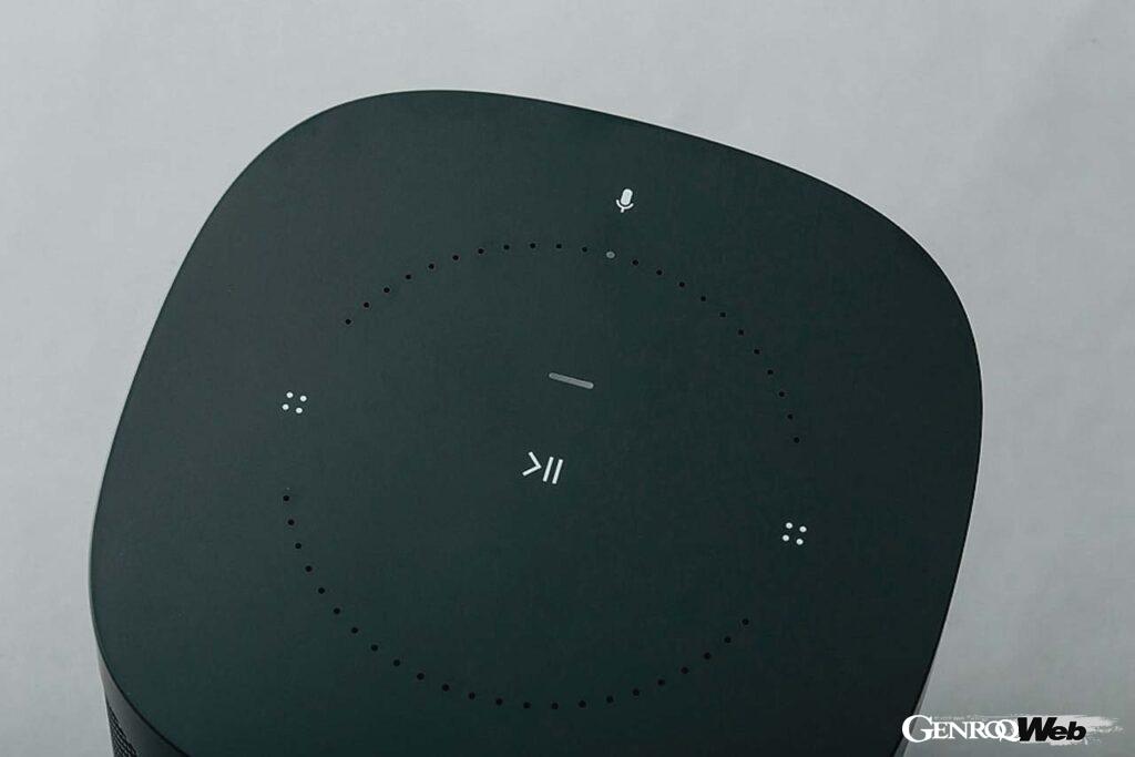 Sonos Oneは声だけでの操作も可能だが、上部のセンサーをタップすることで音量の上げ下げ、スワイプで曲のスキップなどの操作を行うことができる。