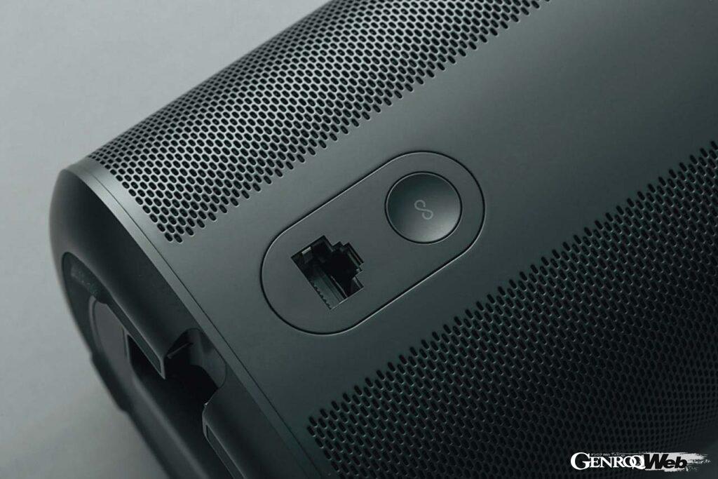 基本はWiFi接続で使用するが、10/100Mbsイーサネットポートもひとつ用意されている。