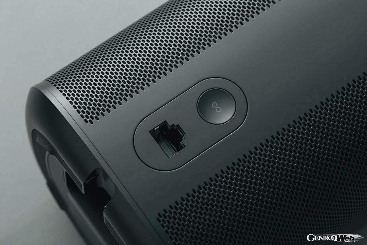 基本はWiFi接続で使用するが、10/100Mbsイーサネットポートもひとつ用意されている。