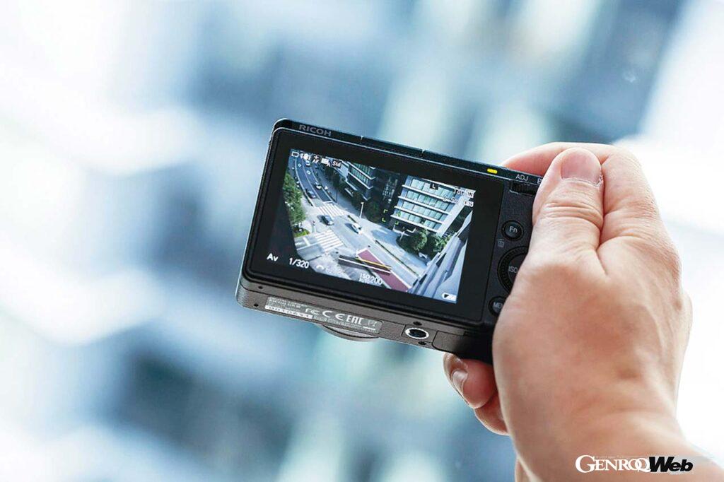 コンパクトボディを実現しつつ、手ぶれ補正機構（3軸・4段）を搭載することに成功した。さっと取り出し、スナップ撮影を行う使用シーンが多いので、とてもありがたい。