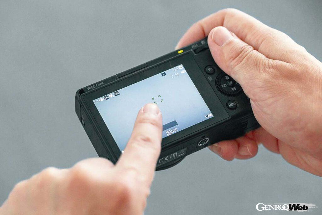 3.0型TFTカラーLCDは視認性に優れている。液晶モニターでAFを合わせたい場所をタッチするだけで、被写体に合焦するタッチAFは便利極まりない機能のひとつだ。