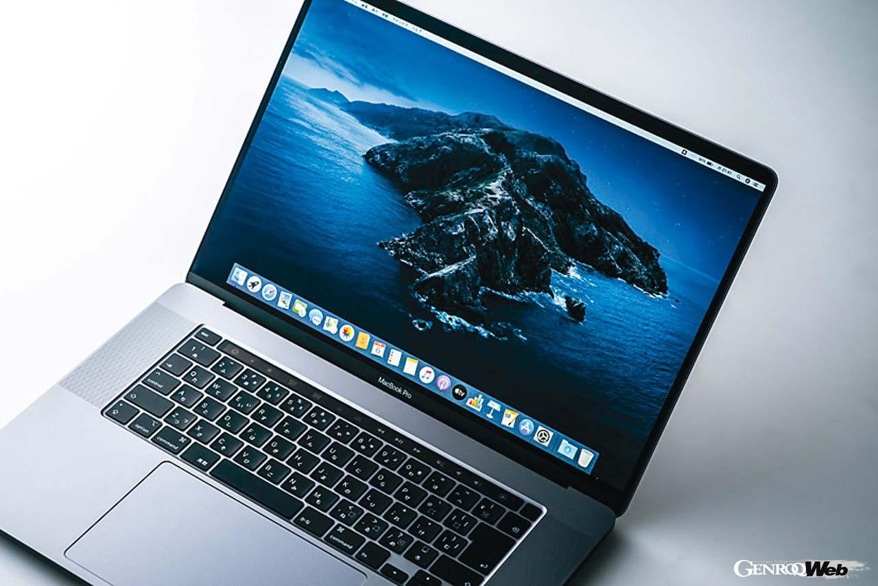 従来の15インチモデルに置き換わる形で登場した16インチモデル。本体サイズは奥行き5.2mm、幅8.6mm、厚み0.7mm増え、重量は2kgとなった。画面縁のベゼルも薄くなり非常に見やすいディスプレイとなっている。