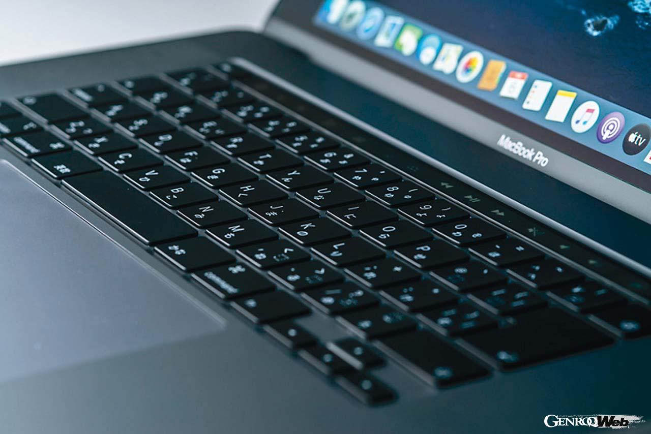 従来のバタフライ構造からより剛性の高いシザース構造のキーボードに変更された。人間工学に基づき、タイプ音やキーフィールが向上。キートラベルも0.45mm長い1mmとなった。