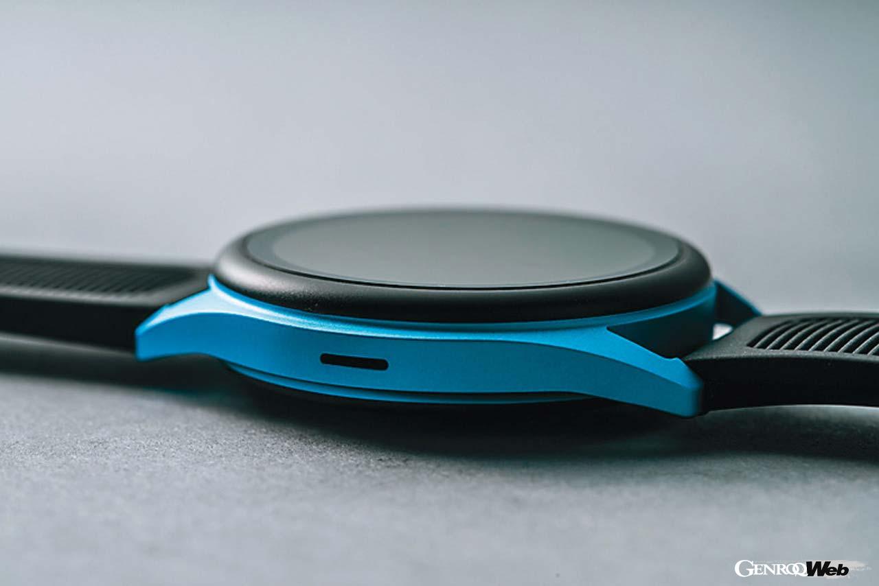 時計の左側側面にスピーカーを搭載する。メモリ増強やバッテリーの向上、そしてスピーカーを採用したにも関わらず、わずか46gの重量を実現している。