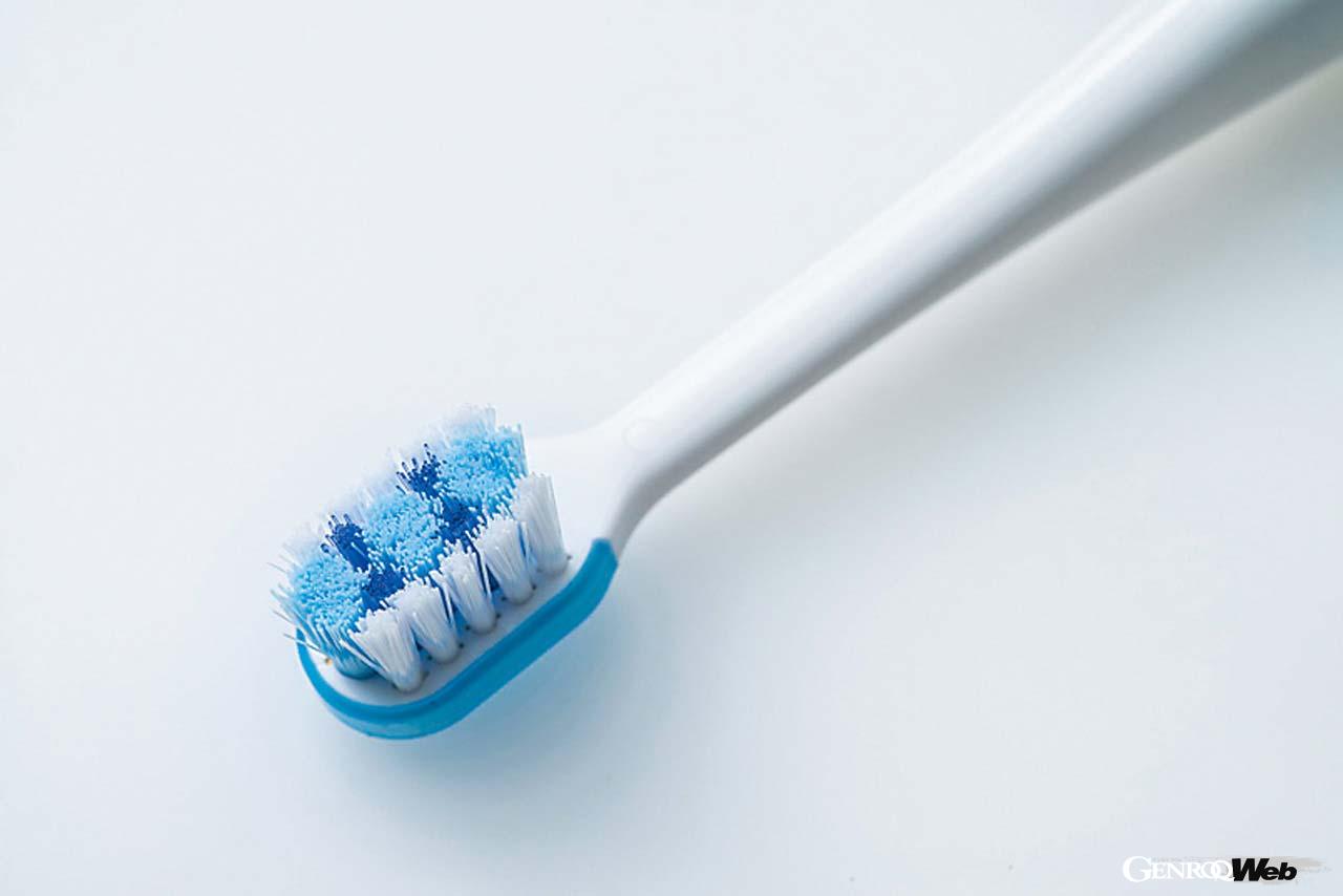 全面に植毛されたひし形の毛がステインをとらえる「ステインオフ ブラシ」を採用。Wクリーンモードで約1週間使用すれば自然な白い歯に。