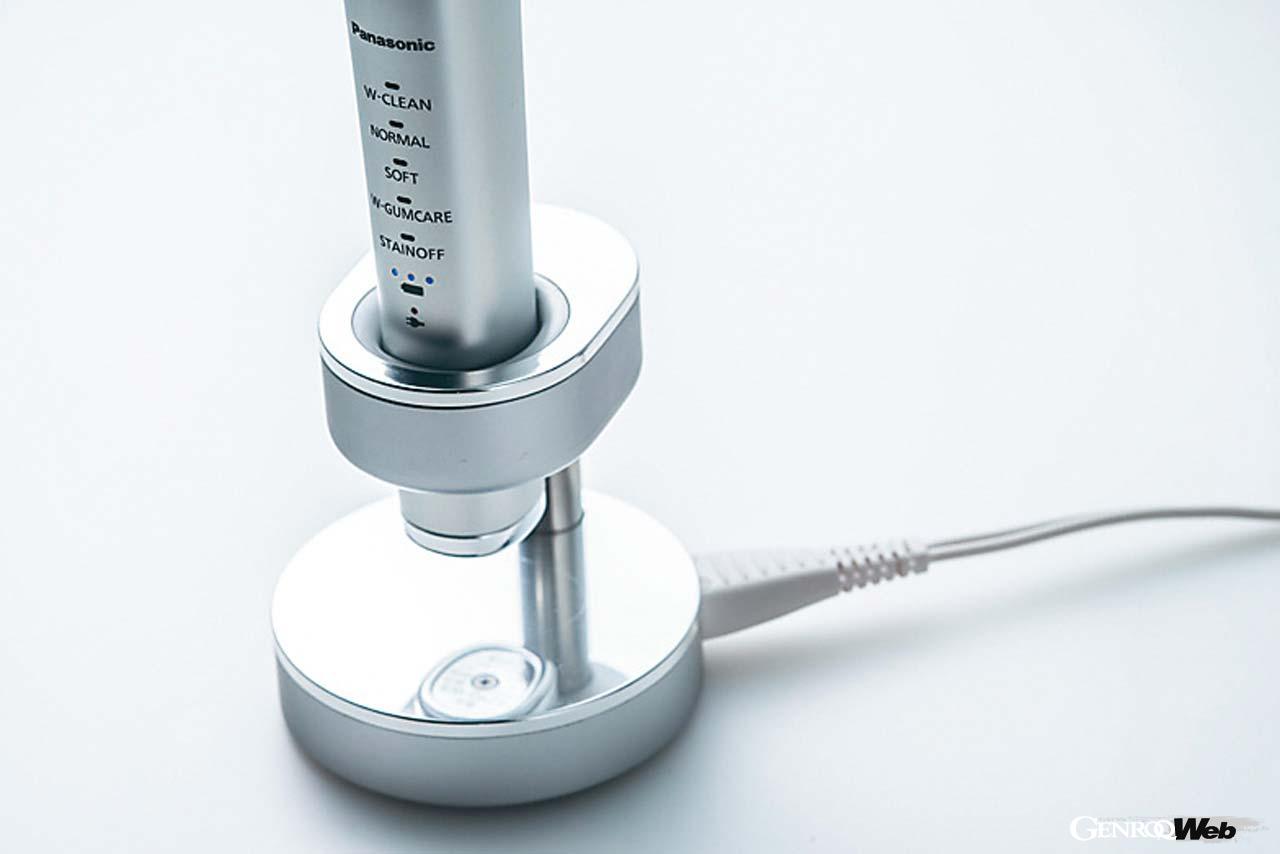 専用の充電スタンドで充電を行う。汚れが拭き取りやすいように浮かせたフロート形状を採用しているので、お手入れも簡単だ。