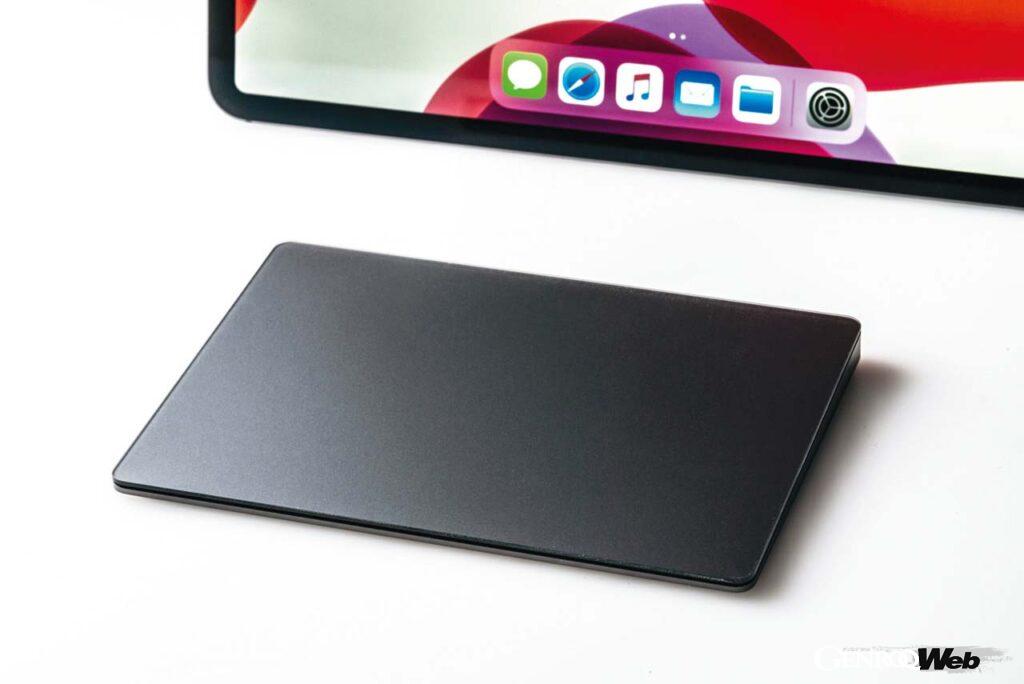 iPad OS13.4のアップデートにより、新たに「トラックパッド」が使えるようになった。iOSが苦手な文字列選択もトラックパッドを使用すれば快適に行える。写真は「Magic Trackpad 2」。